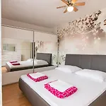 Charmantes Nur 500 Meter Zum Mit Privatem Balkon, Grill, Privatparkplatz Crikvenica