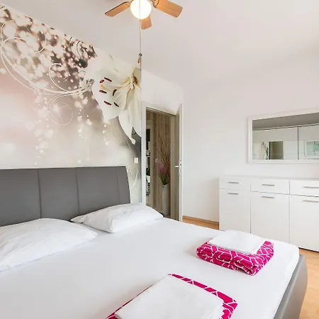 Charmantes Nur 500 Meter Zum Mit Privatem Balkon, Grill, Privatparkplatz Crikvenica