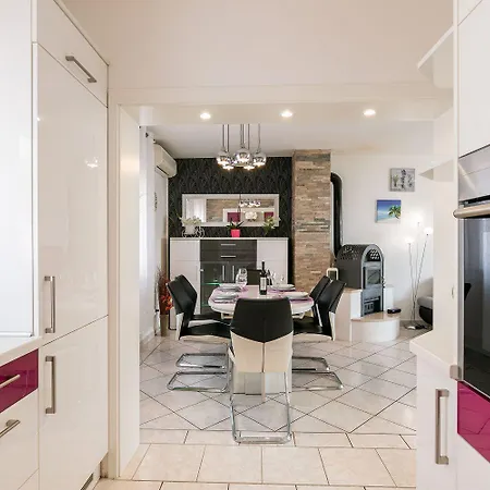 Charmantes Nur 500 Meter Zum Mit Privatem Balkon, Grill, Privatparkplatz Apartament *