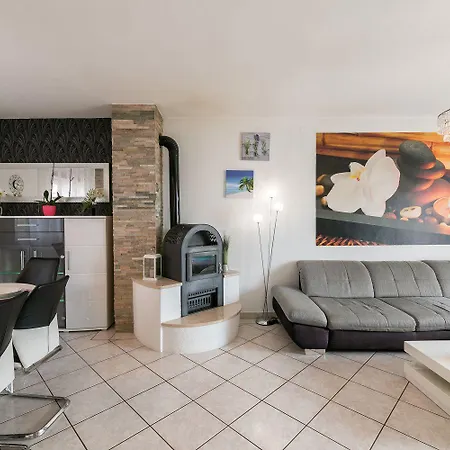 Charmantes Nur 500 Meter Zum Mit Privatem Balkon, Grill, Privatparkplatz * Crikvenica