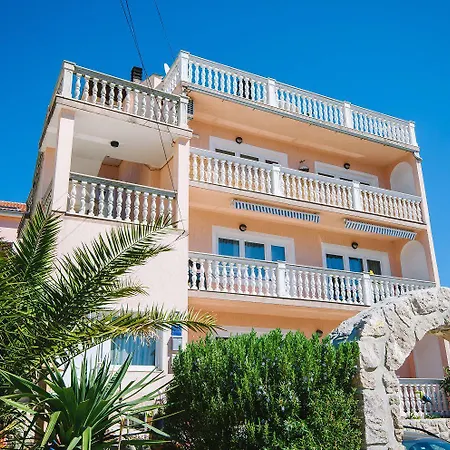 Charmantes Nur 500 Meter Zum Mit Privatem Balkon, Grill, Privatparkplatz Crikvenica