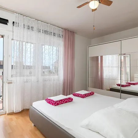 Charmantes Nur 500 Meter Zum Mit Privatem Balkon, Grill, Privatparkplatz