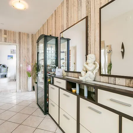 Charmantes Nur 500 Meter Zum Mit Privatem Balkon, Grill, Privatparkplatz アパート ツリクヴェニツァ