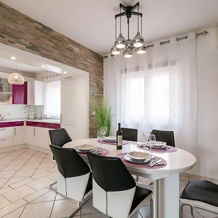 Charmantes Nur 500 Meter Zum Mit Privatem Balkon, Grill, Privatparkplatz * Crikvenica