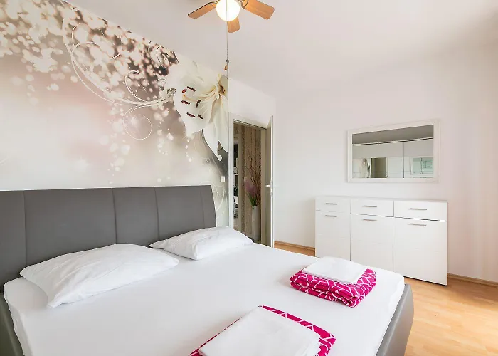 Charmantes Nur 500 Meter Zum Mit Privatem Balkon, Grill, Privatparkplatz Crikvenica