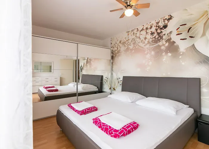 Charmantes Nur 500 Meter Zum Mit Privatem Balkon, Grill, Privatparkplatz Crikvenica