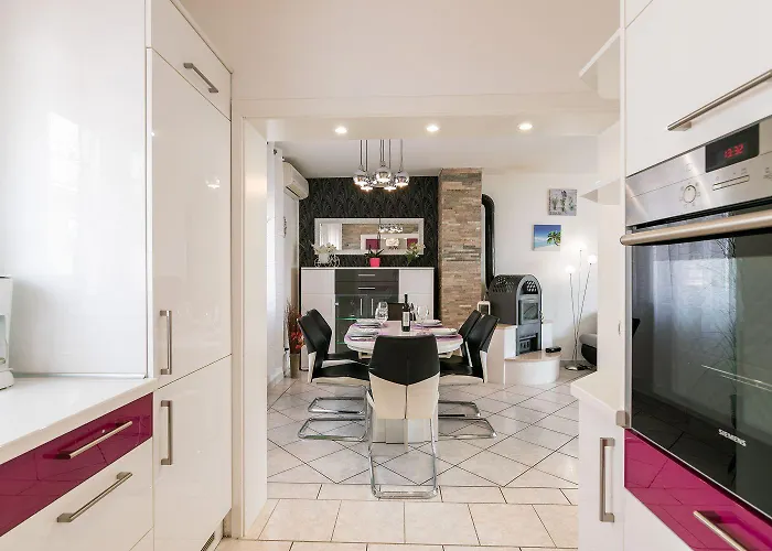 Charmantes Nur 500 Meter Zum Mit Privatem Balkon, Grill, Privatparkplatz Lejlighed *