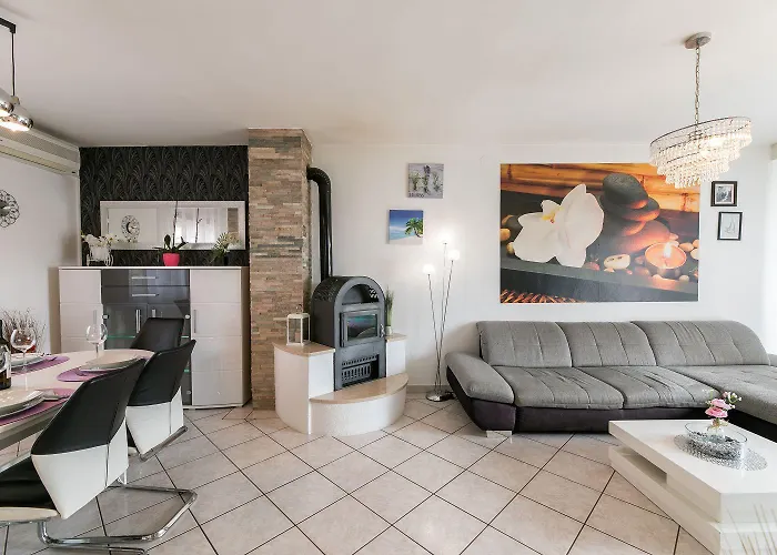 Charmantes Nur 500 Meter Zum Mit Privatem Balkon, Grill, Privatparkplatz * Crikvenica
