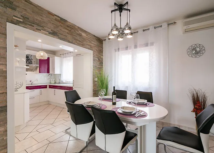 Charmantes Nur 500 Meter Zum Mit Privatem Balkon, Grill, Privatparkplatz * Crikvenica
